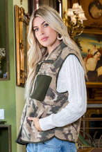 Load image into Gallery viewer, CAMOUFLAGE FAUX SHEARLING VEST AH